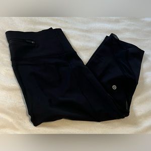 Womens Lululemon Black Size 8 Cropped Athletic Leggings